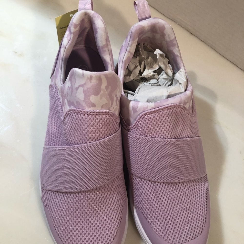 Sneakers All in motion NWT “lavender color “